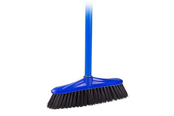 Щетка для пола жесткая с черенком Комфорт М6458