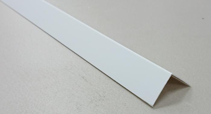 Уголок белый 20х20мм 2,7м